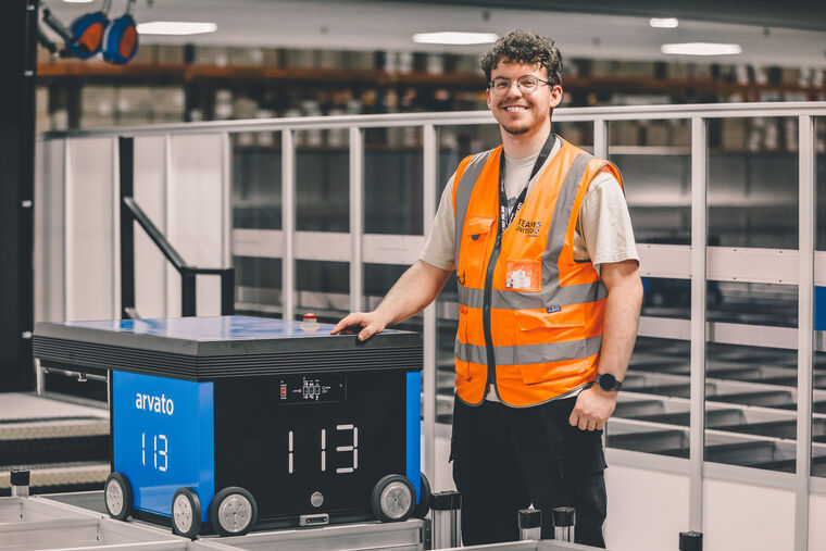 Humans & Robots: A Strong Team in Peak Season