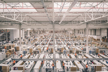 A view over several workstations for the ecommerce business in an arvato warehouse