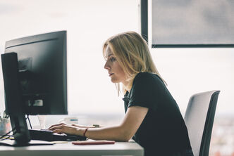 woman of the financial service department working in front of a desktop
