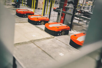 Autonomously moving robots of a rack-to-person solution